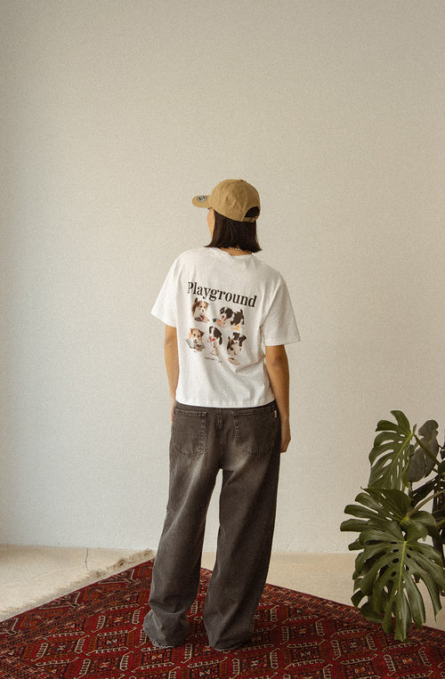 Gewaschenes weißes T-Shirt „Naughty Puppies“