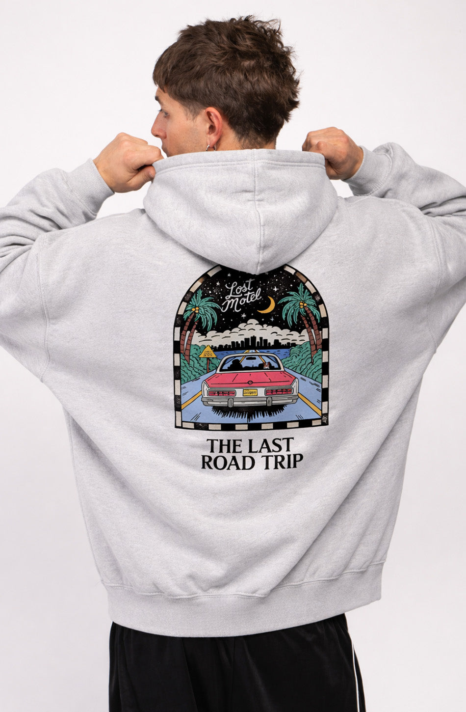 Sudadera Last Road Trip Gray unisex con gráfico de coche retro y diseño inspirado en los road trips de Kaotiko BCN