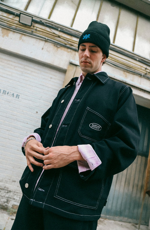 Veste Breeze Club Black Denim unisexe avec poches utilitaires et design streetwear signé Kaotiko BCN
