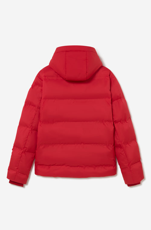Chaqueta acolchada roja con capucha, cierre frontal con botones y logo Kaotiko bordado en el pecho.