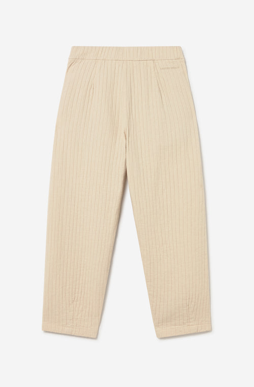 Pantalón unisex color natural con textura de rayas verticales, pierna recta y bolsillos laterales.
