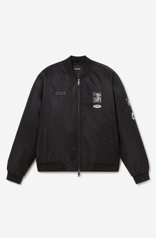 Chaqueta bomber negra Asakusa con parches bordados y gráfico de tigre de inspiración japonesa en la espalda.