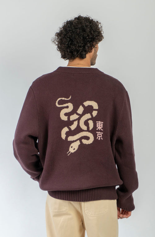 Cardigan unisex de punto marrón con botones, bordado Kaotiko Society en el pecho y gran jacquard de serpiente con detalles inspirados en Japón en la espalda.
