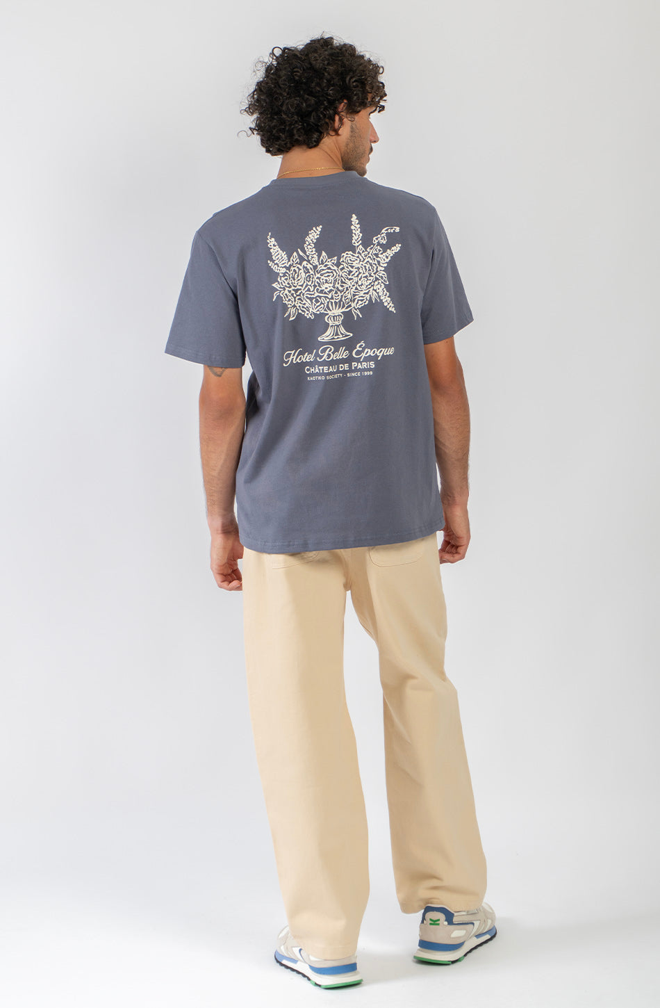 Camiseta Regular Garland Blue para hombre con diseño gráfico floral Kaotiko BCN