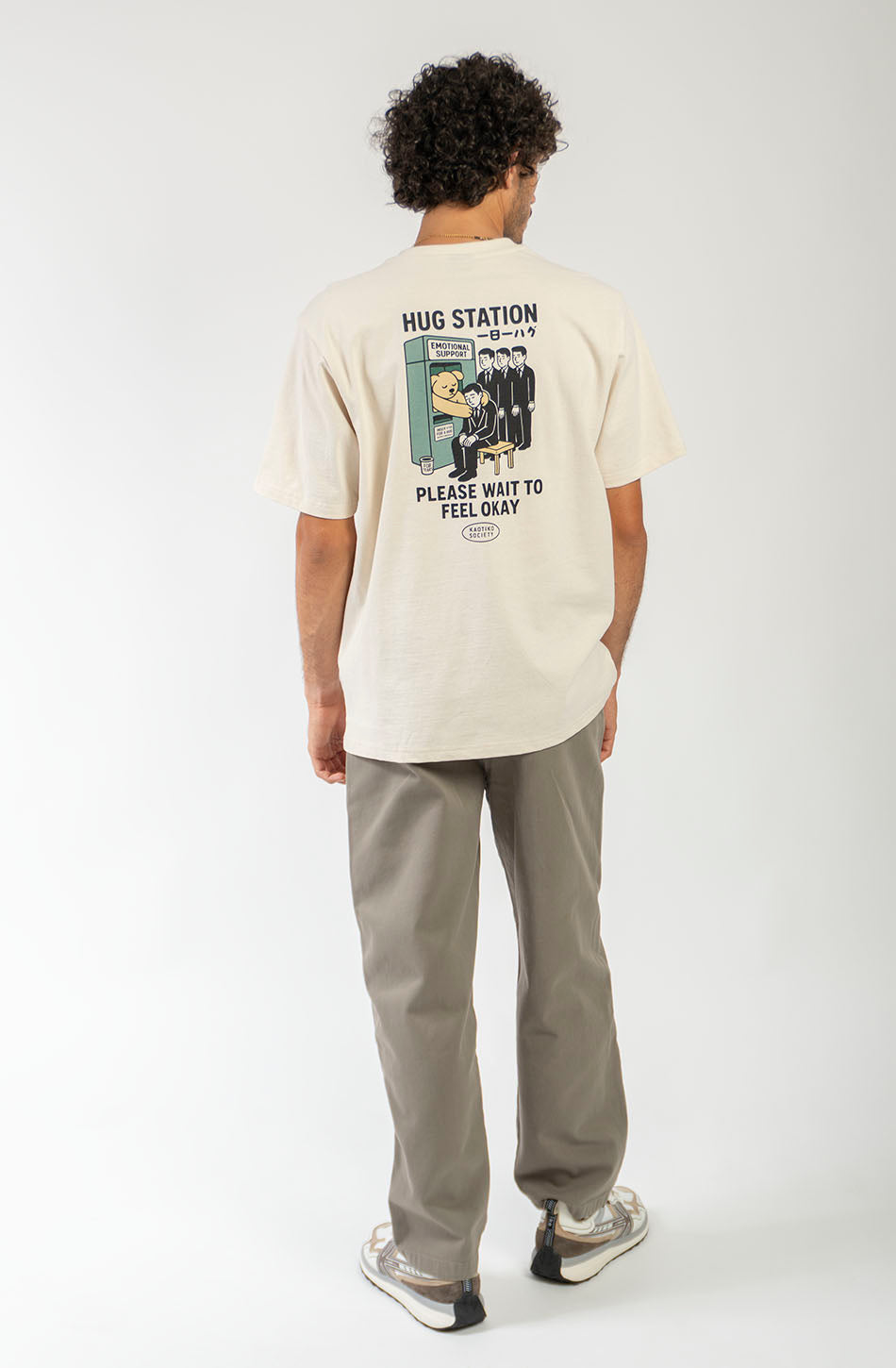 Camiseta Hug Station Natural de hombre con ilustración gráfica de una estación de abrazos en la espalda de Kaotiko BCN
