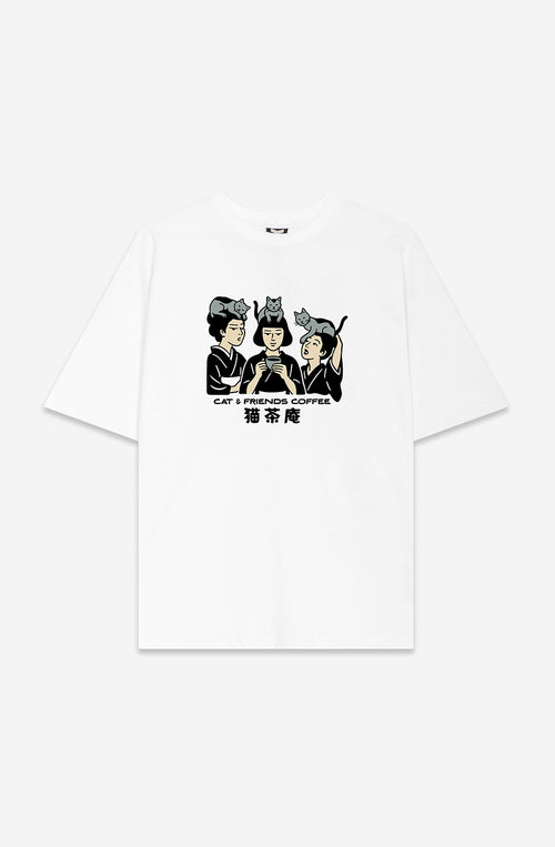 Camiseta Regular Cat & Friends Coffee White unisex con ilustración japonesa de personajes y gatos en la parte frontal