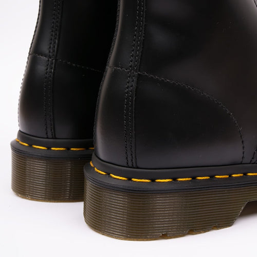 Dr. Martens 8 eye black