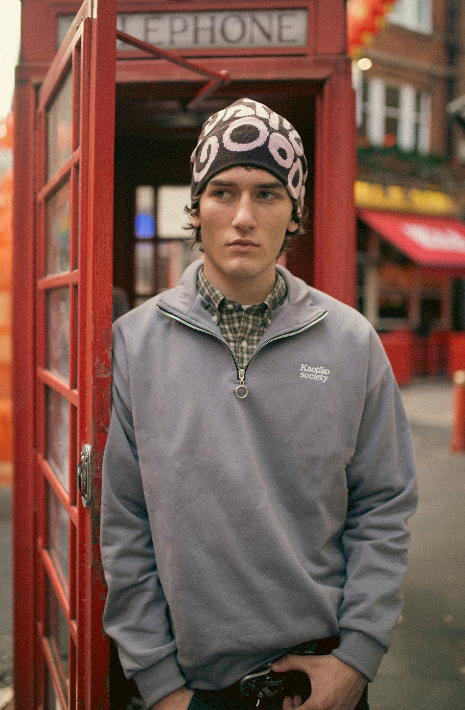 Hellblaues Kaotiko Society-Sweatshirt mit halbem Reißverschluss