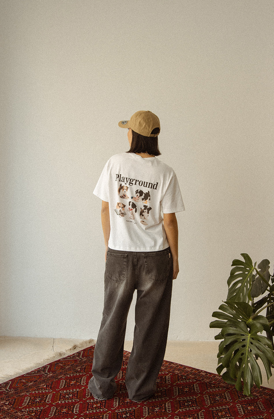 Gewaschenes weißes T-Shirt „Naughty Puppies“