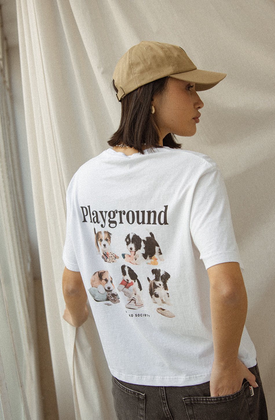 Gewaschenes weißes T-Shirt „Naughty Puppies“