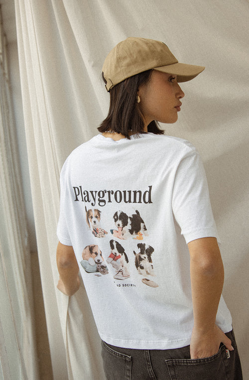Gewaschenes weißes T-Shirt „Naughty Puppies“