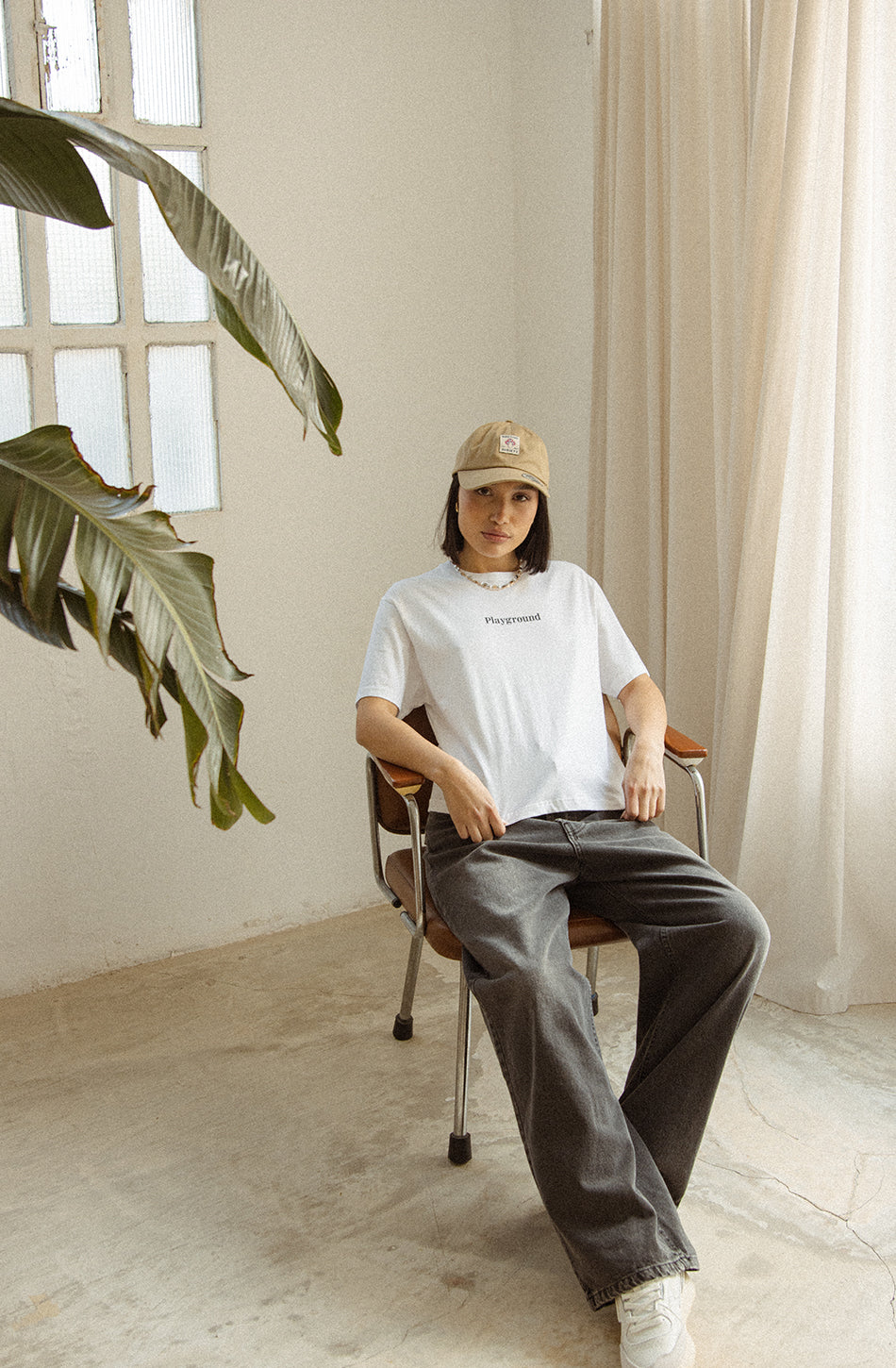 Gewaschenes weißes T-Shirt „Naughty Puppies“