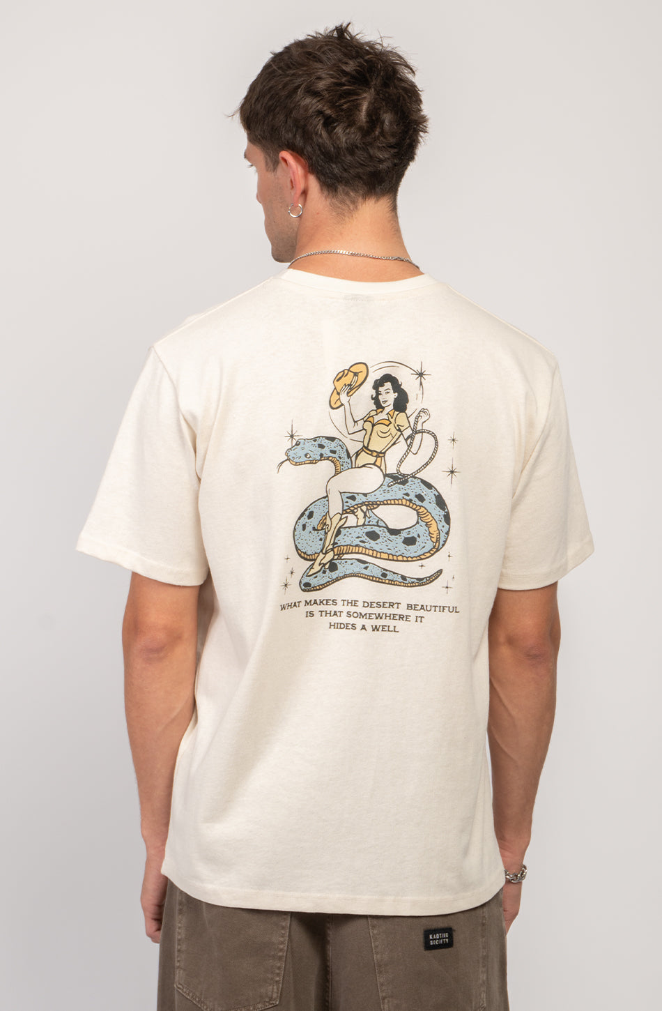 Elfenbeinfarbenes T-Shirt aus Bio-Baumwolle mit Cowgirl-Schlange