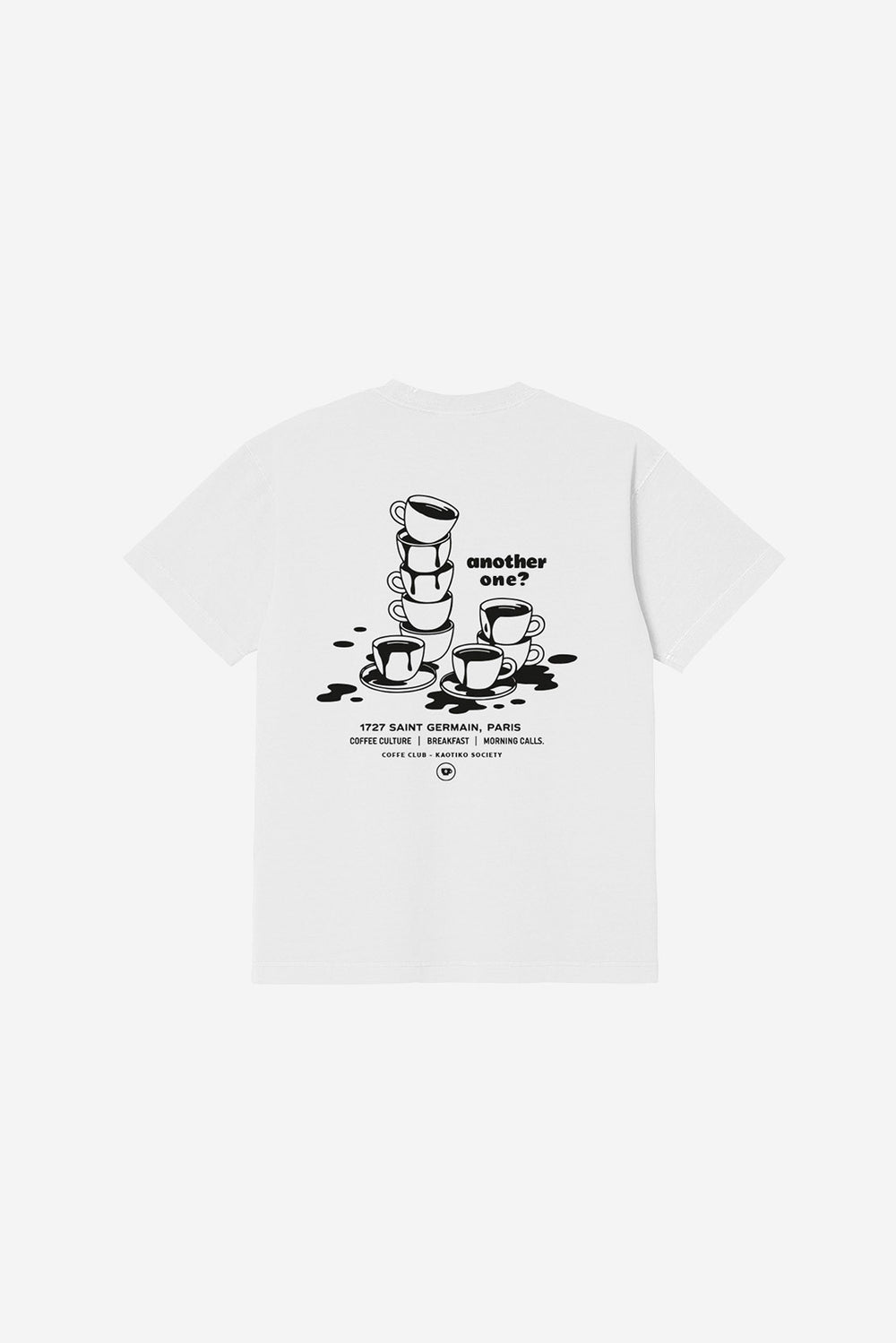 Camiseta Another One White de Kaotiko BCN en color blanco con texto frontal centrado y estampado trasero de tazas apiladas inspirado en la cultura del café.
