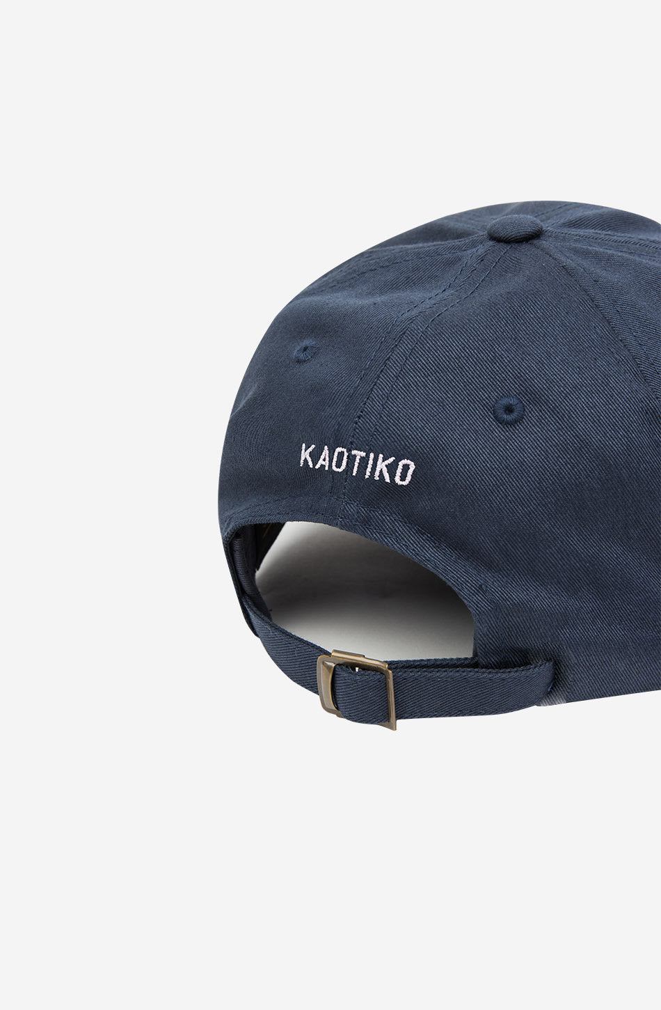 Detalle de bordado But First Cocktails sobre gorra navy unisex Kaotiko BCN