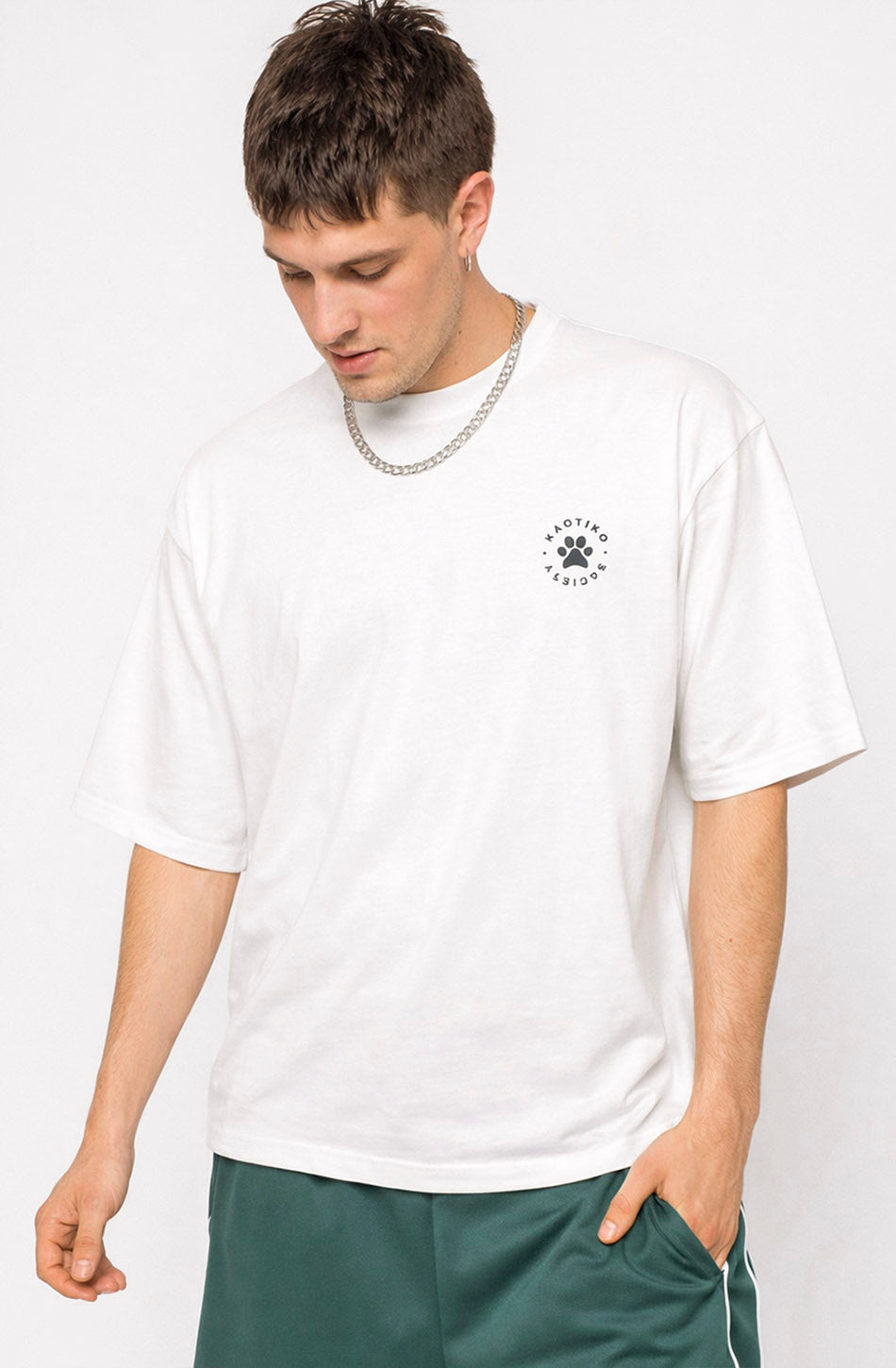Camiseta Vacay Mode Organic White unisex con ilustración trasera de perro descansando en vacaciones