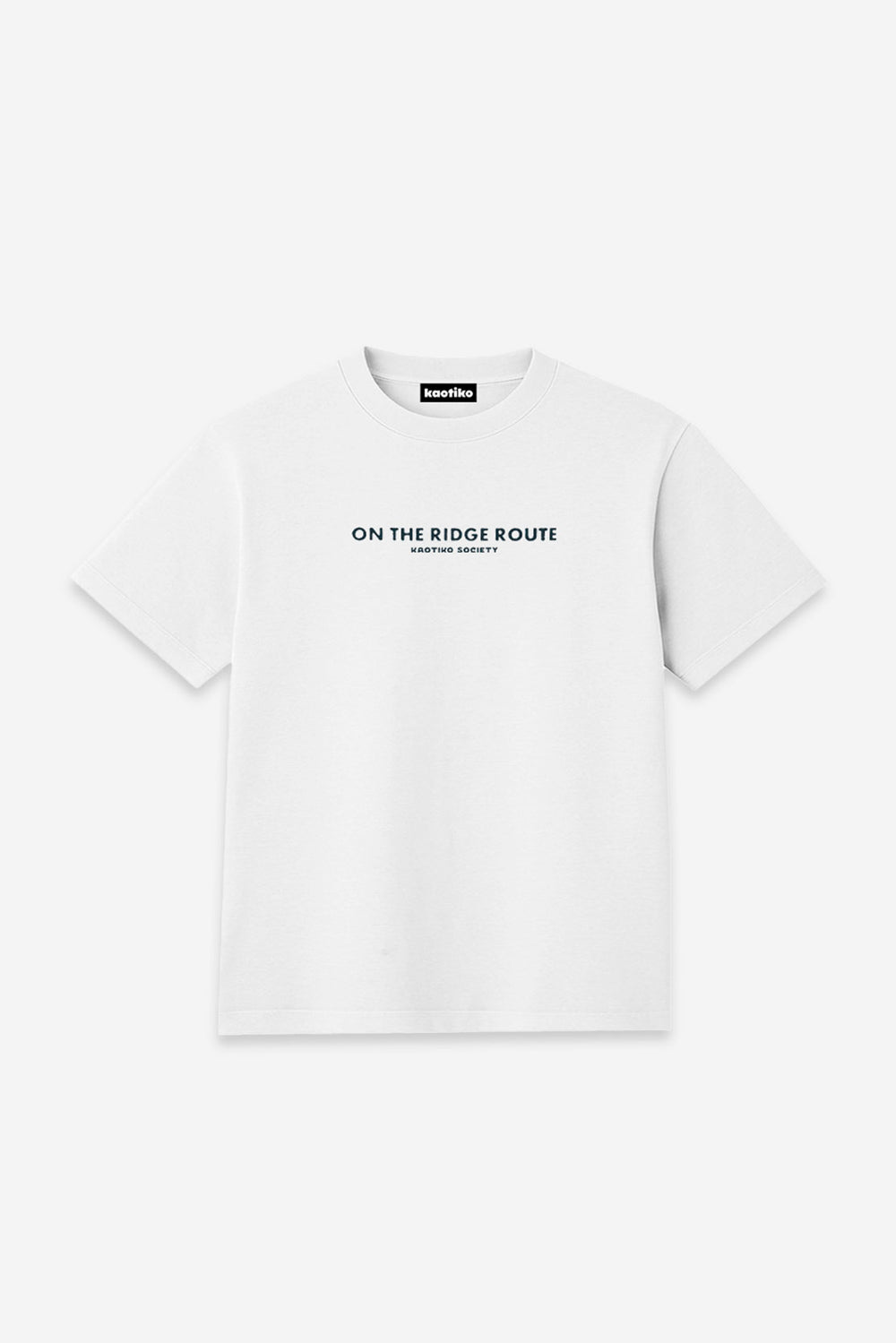 Camiseta On The Ridge Route Kaotiko BCN en color white con gráfico frontal de inspiración ruta vintage y fit regular.