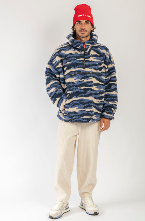 Polar Après Ski Ivory de tejido fleece con estampado abstracto azul marino, azul y marfil, capucha y media cremallera.