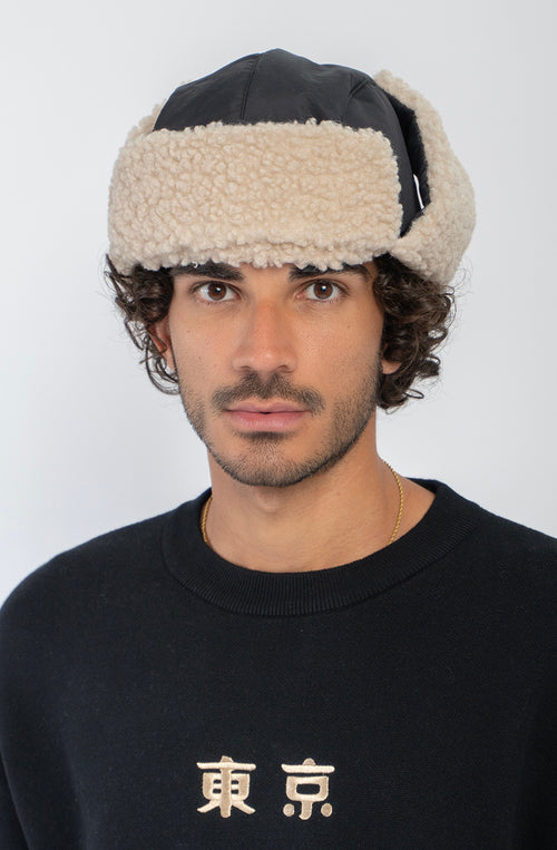 Gorro Trapper Negro Kaotiko con borreguito beige y orejeras.