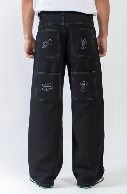Pantalón unisex de denim negro con ilustraciones bordadas.