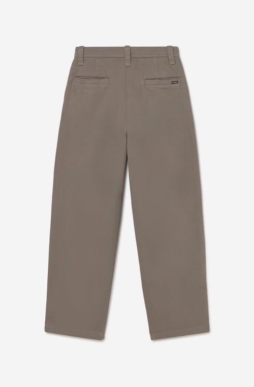 Pantalón Wide Fit Khaki de pierna ancha con bolsillos laterales y bolsillos traseros de vivo.