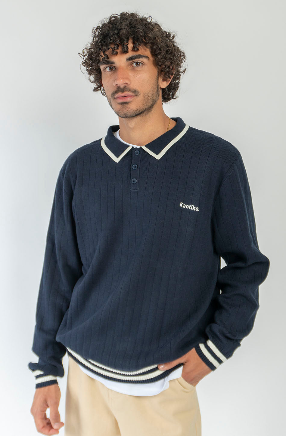 Polo unisex de punto azul marino de canalé con cuello de botones, detalles en contraste color crudo y bordado Kaotiko en el pecho.