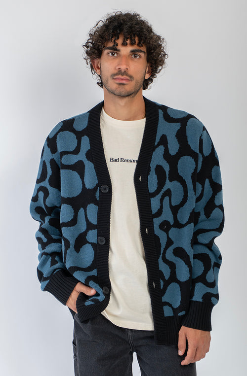 Cardigan unisex de punto con diseño jacquard azul y negro.