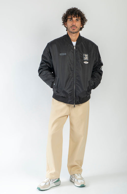 Chaqueta bomber negra Asakusa con parches bordados y gráfico de tigre de inspiración japonesa en la espalda.