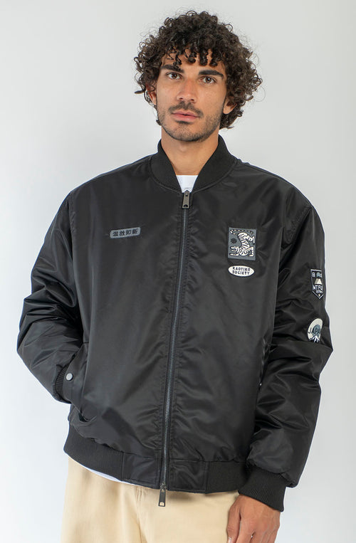 Chaqueta bomber negra Asakusa con parches bordados y gráfico de tigre de inspiración japonesa en la espalda.