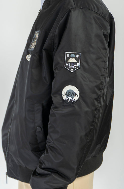 Chaqueta bomber negra Asakusa con parches bordados y gráfico de tigre de inspiración japonesa en la espalda.