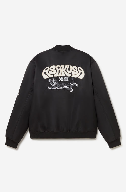 Chaqueta bomber negra Asakusa con parches bordados y gráfico de tigre de inspiración japonesa en la espalda.