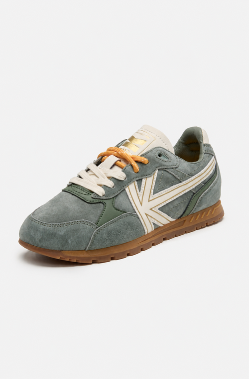 Zapatillas Seattle Green en tonos verdes con paneles efecto ante, logo lateral crudo, cordones en contraste y suela de goma marrón.