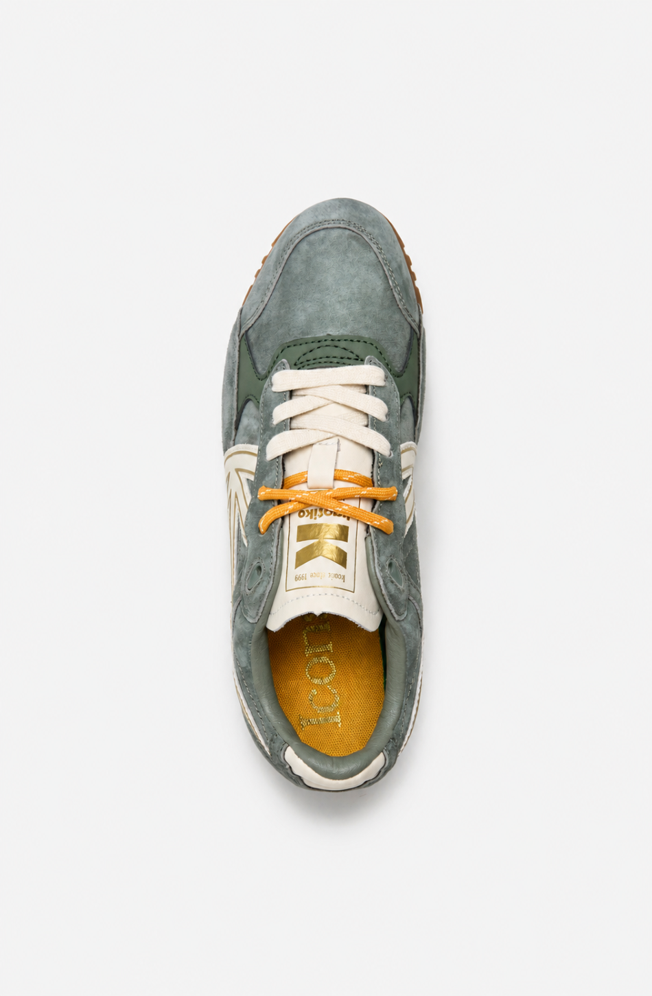 Zapatillas Seattle Green en tonos verdes con paneles efecto ante, logo lateral crudo, cordones en contraste y suela de goma marrón.