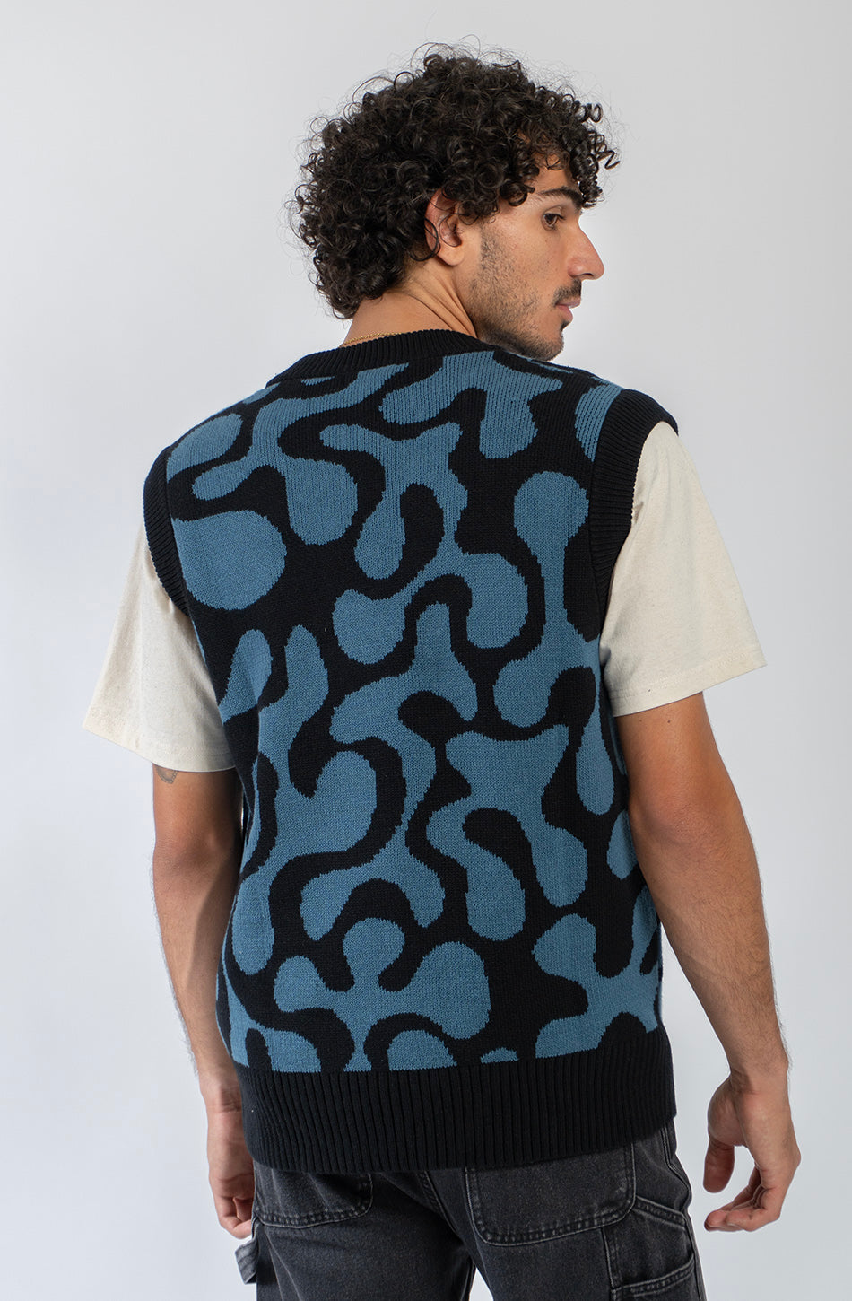 Chaleco unisex de punto con diseño jacquard azul y negro.