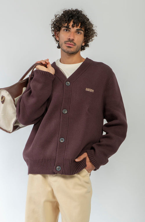 Cardigan unisex de punto marrón con botones, bordado Kaotiko Society en el pecho y gran jacquard de serpiente con detalles inspirados en Japón en la espalda.