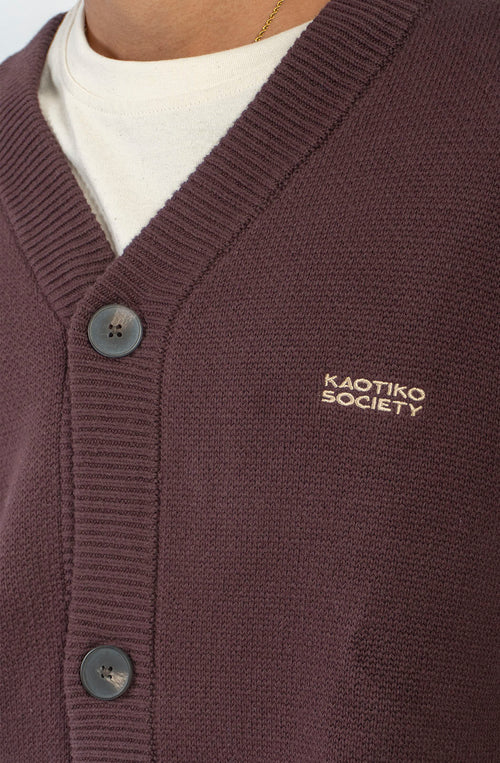 Cardigan unisex de punto marrón con botones, bordado Kaotiko Society en el pecho y gran jacquard de serpiente con detalles inspirados en Japón en la espalda.