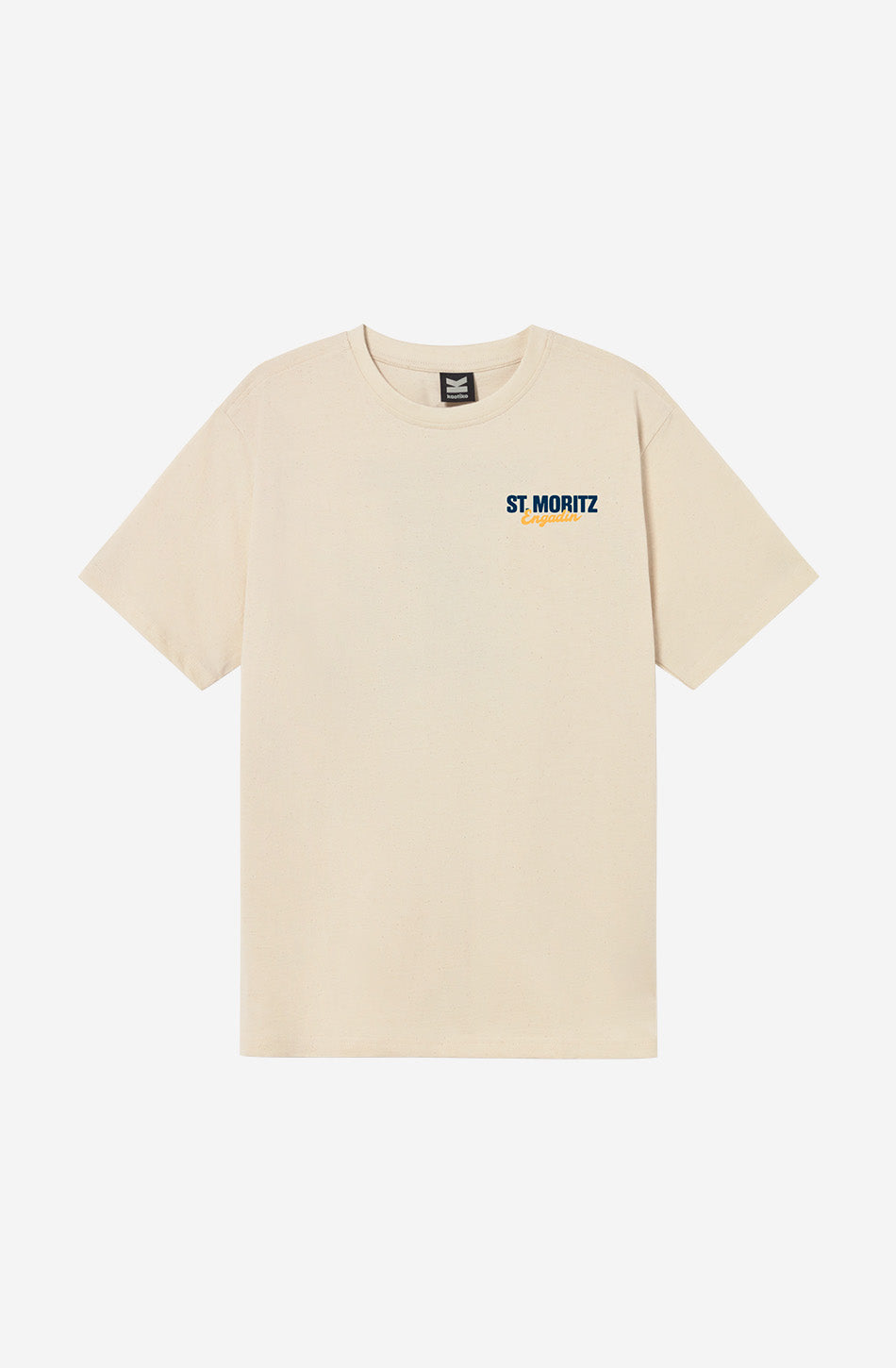 Camiseta regular fit de algodón orgánico color tobacco con logo St. Moritz Engadin en el pecho y gran ilustración vintage de dos esquiadoras en un telesilla en la espalda.