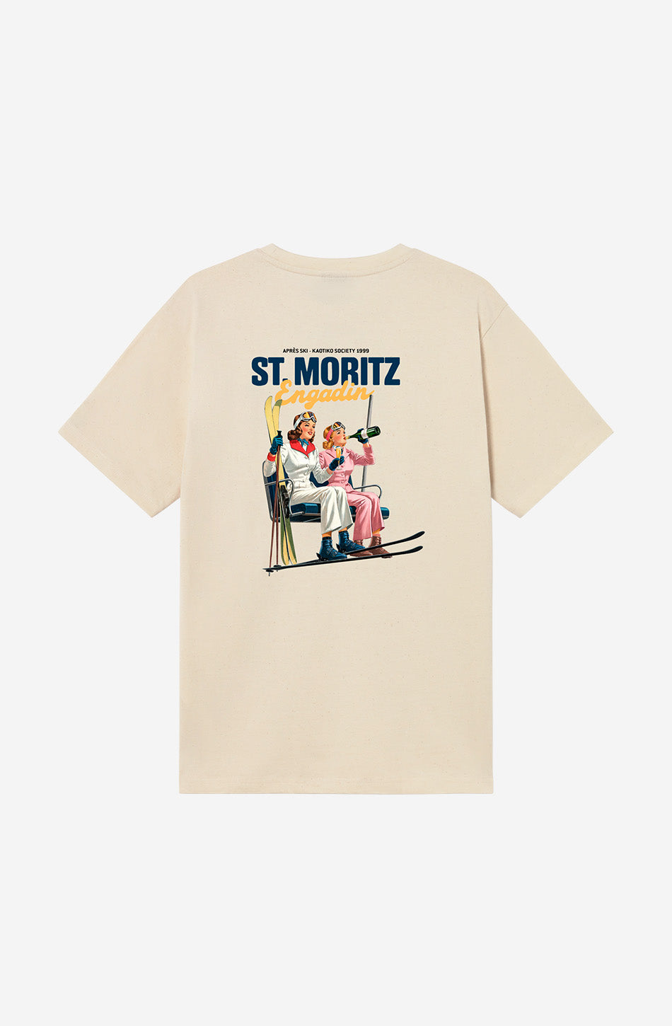 Camiseta regular fit de algodón orgánico color tobacco con logo St. Moritz Engadin en el pecho y gran ilustración vintage de dos esquiadoras en un telesilla en la espalda.