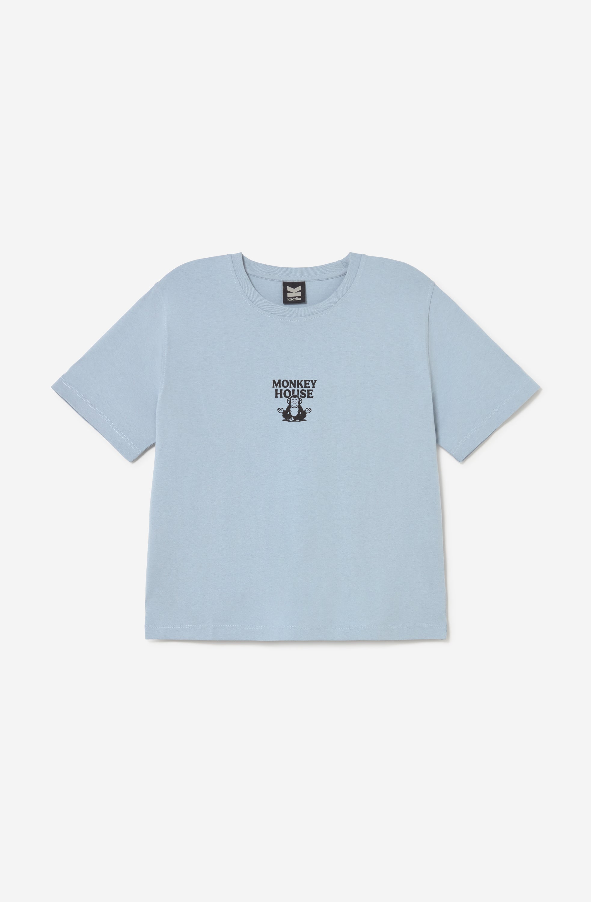 Camiseta azul claro Monkey House con pequeño gráfico frontal y estampado de monos de inspiración japonesa en la espalda.