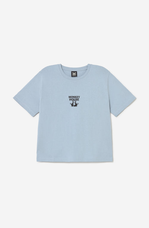 Camiseta azul claro Monkey House con pequeño gráfico frontal y estampado de monos de inspiración japonesa en la espalda.