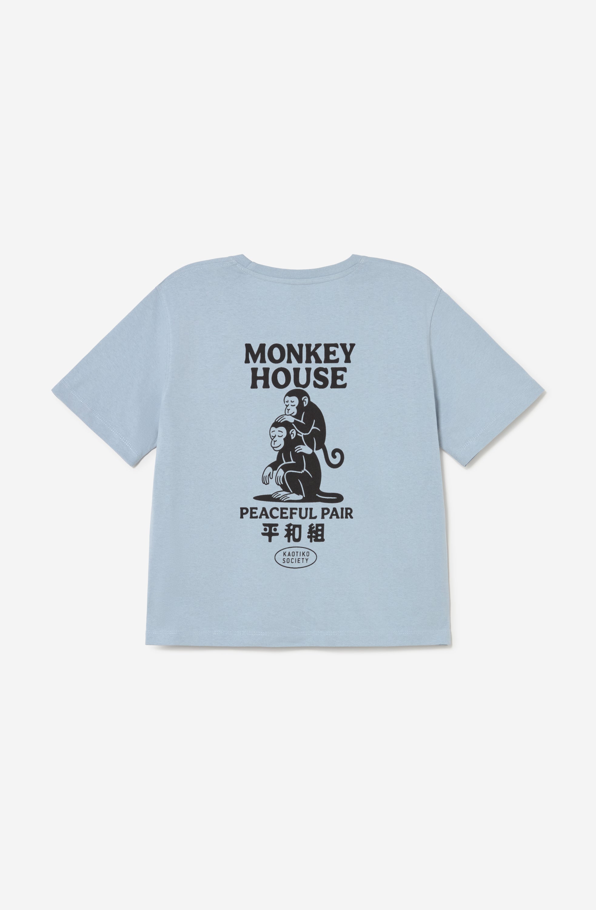 Camiseta azul claro Monkey House con pequeño gráfico frontal y estampado de monos de inspiración japonesa en la espalda.