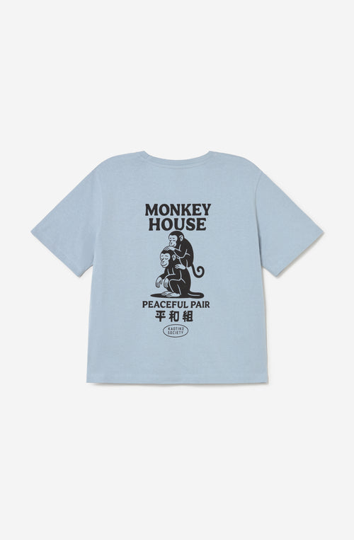 Camiseta azul claro Monkey House con pequeño gráfico frontal y estampado de monos de inspiración japonesa en la espalda.