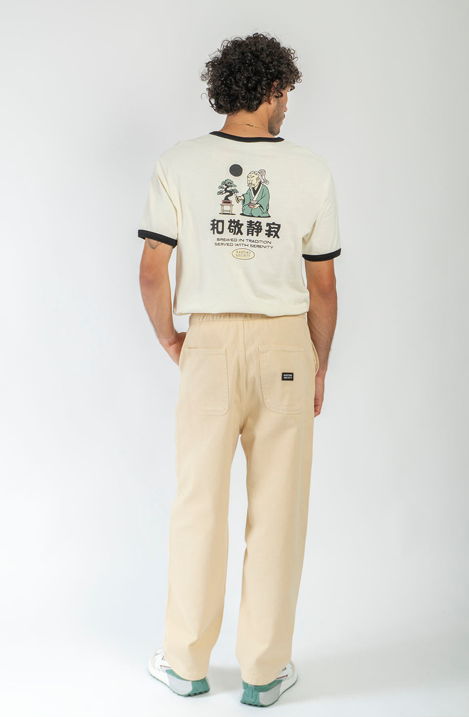 Camiseta Brewed In Tradition Ivory unisex con detalles en contraste e ilustración inspirada en la cultura japonesa