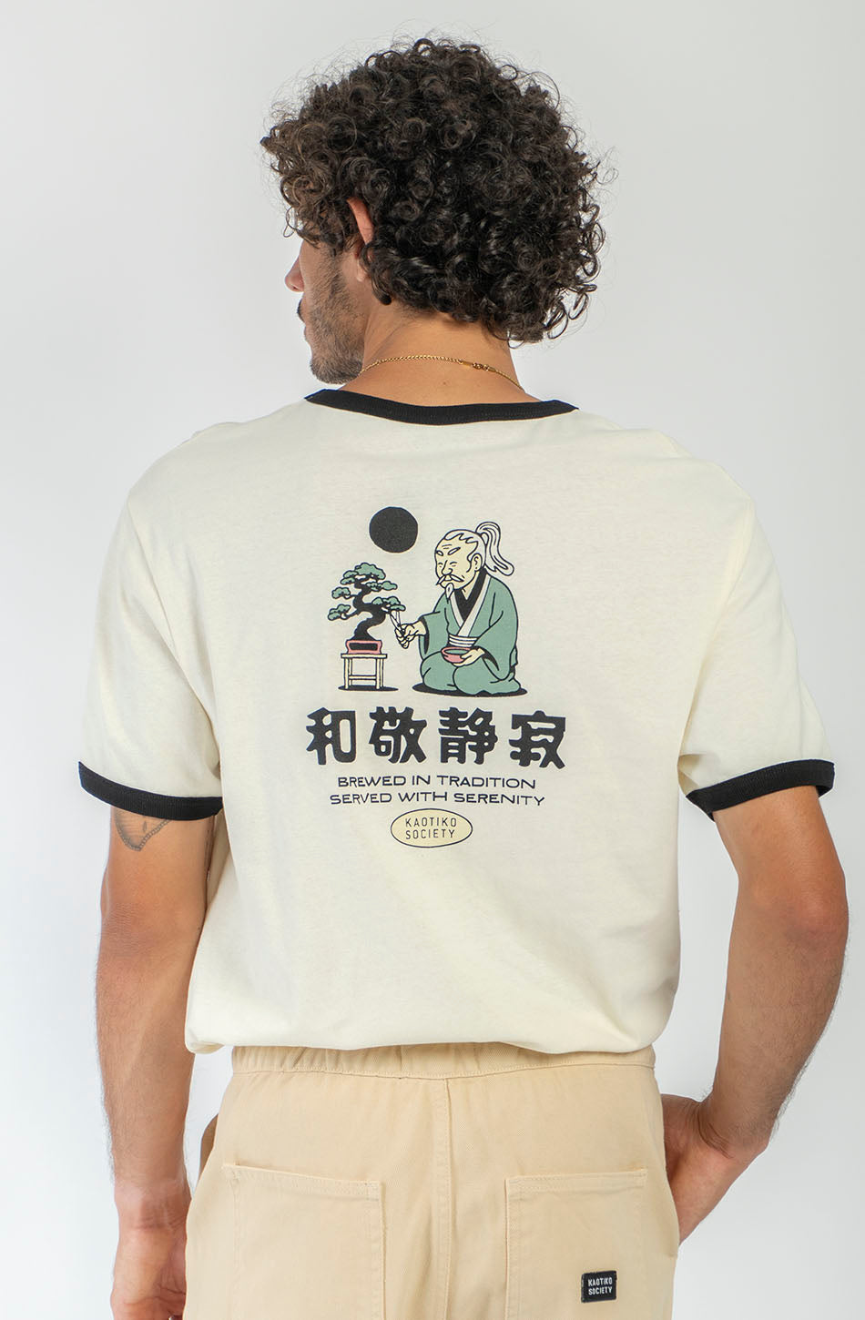 Camiseta Brewed In Tradition Ivory unisex con detalles en contraste e ilustración inspirada en la cultura japonesa