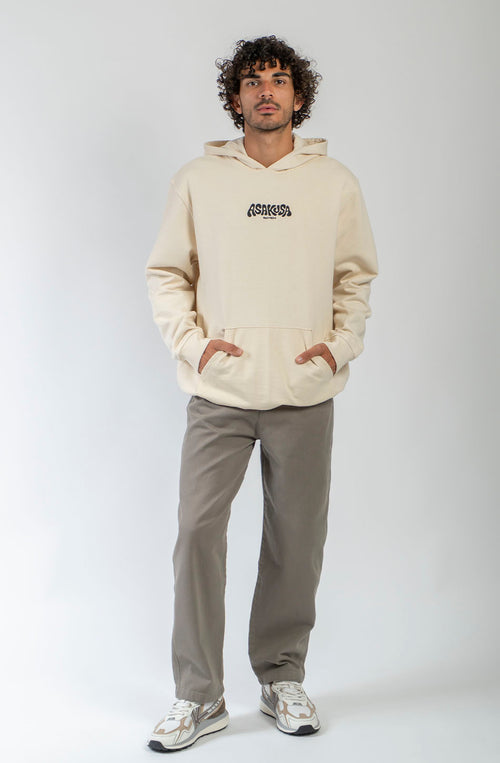 Sudadera oversize unisex de algodón orgánico color crudo con gráfico Asakusa Ramen en el pecho e ilustración de una rana en un bol de ramen en la espalda.