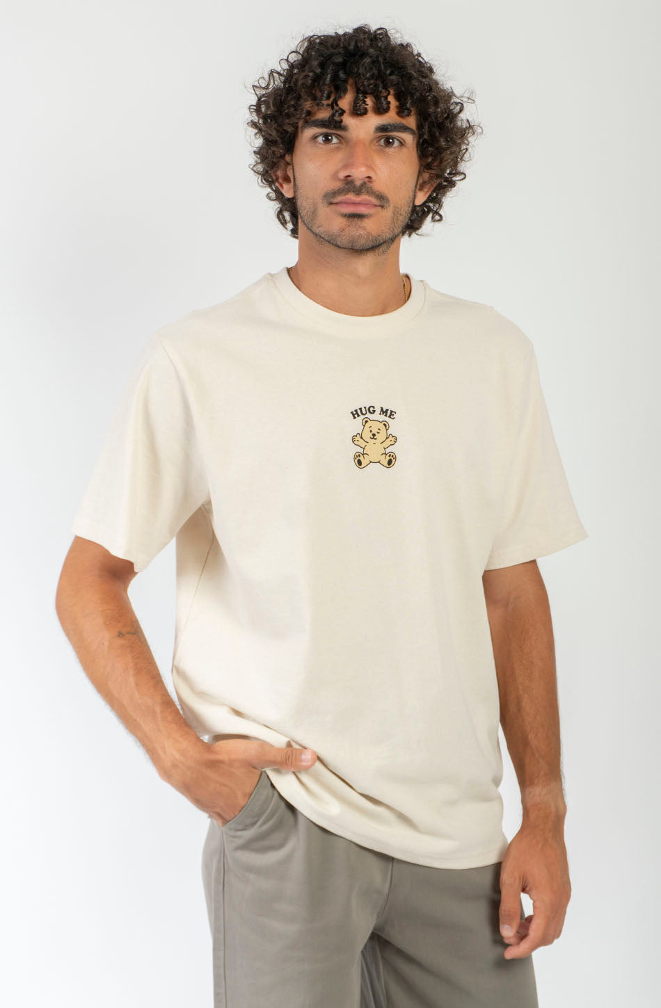 Camiseta Hug Station Natural de hombre con ilustración gráfica de una estación de abrazos en la espalda de Kaotiko BCN