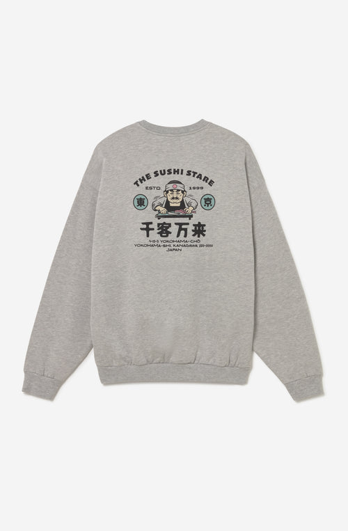 Sudadera crew Sushi Stare en color Gray oversize, estampado pequeño frontal y gráfico grande en la espalda, 50% algodón 50% poliéster, diseño streetwear de Kaotiko BCN.