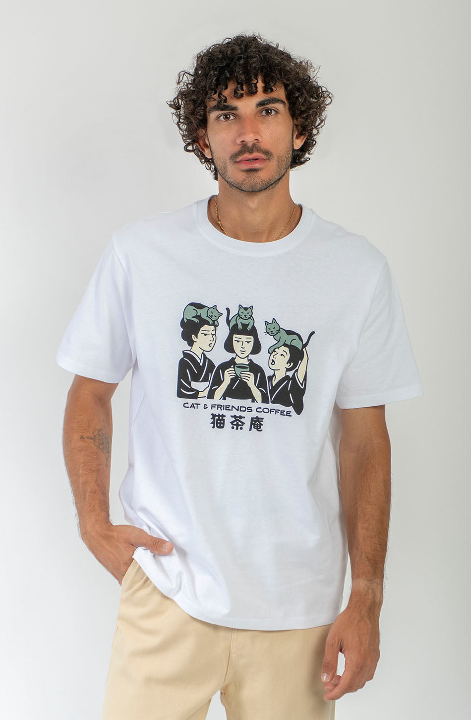Camiseta Regular Cat & Friends Coffee White unisex con ilustración japonesa de personajes y gatos en la parte frontal