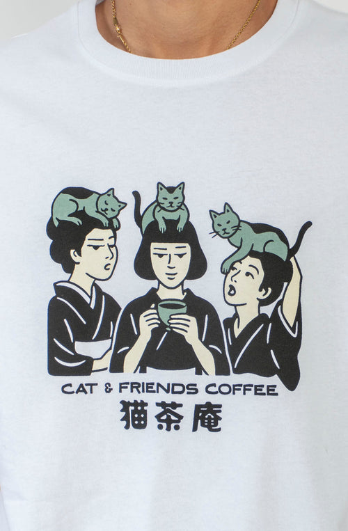 Camiseta Regular Cat & Friends Coffee White unisex con ilustración japonesa de personajes y gatos en la parte frontal