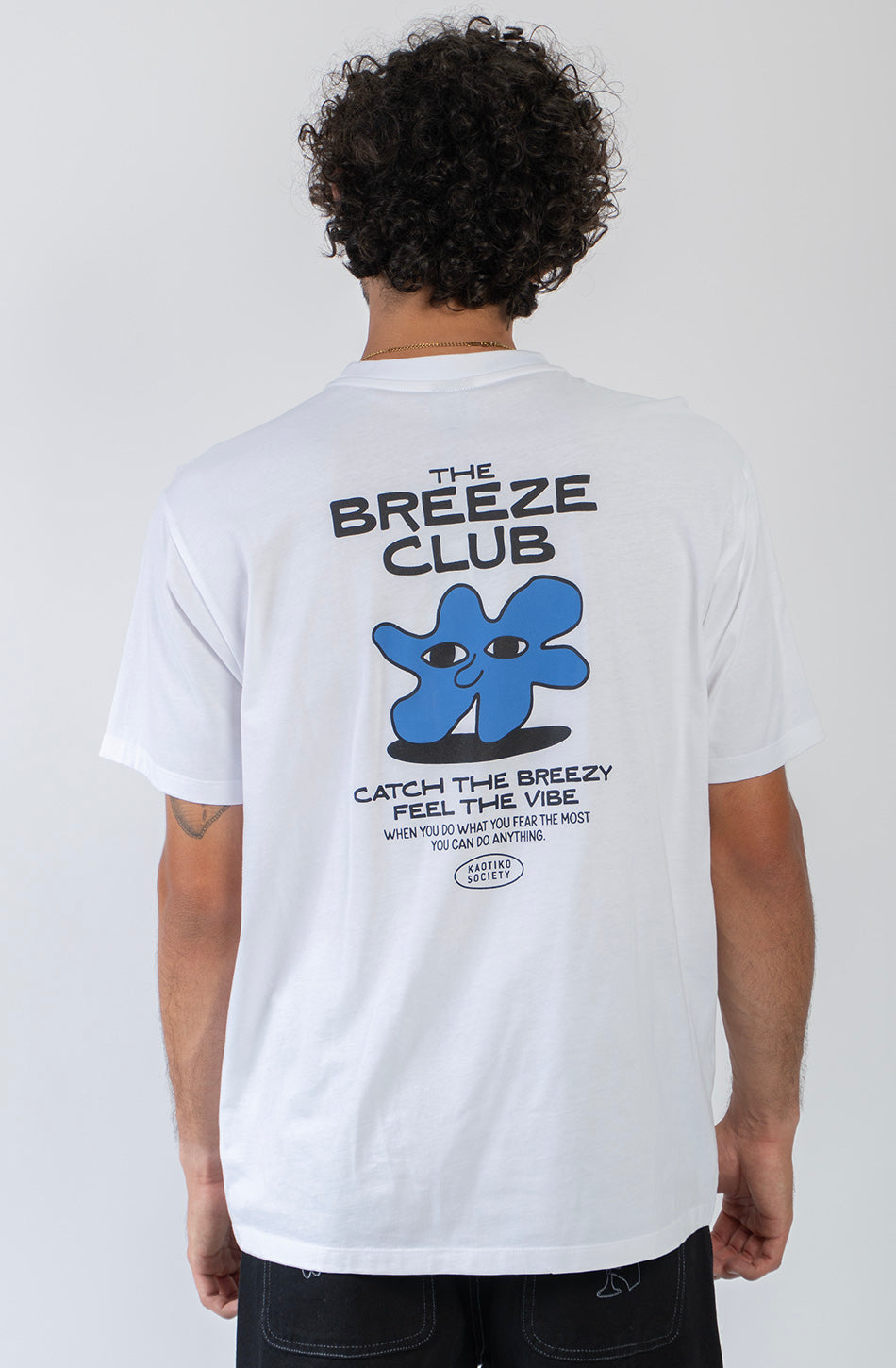 Camiseta Regular Catcha The Breezy White para hombre con gráfico surf Kaotiko BCN